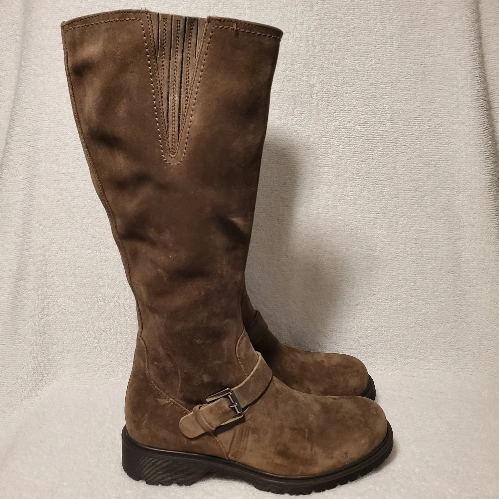 LA CANADIENNE HYACINTH BUCKLE SUEDE BOOT IN STONE